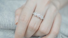 Žena pred 30 rokmi stratila triedny prsteň. Keď ho našiel majiteľ prenajatého domu, začalo sa pátranie