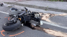 Tragédia vo Veľkých Úľanoch. Mladý motorkár nezvládol zákrutu, zaplatil životom