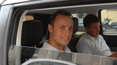 Pistorius si po prepustení z väzenia našiel novú lásku. Jej podoba so zastrelenou Steenkampovou je až desivá