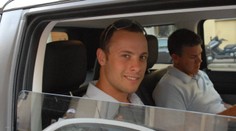 Pistorius si po prepustení z väzenia našiel novú lásku. Jej podoba so zastrelenou Steenkampovou je až desivá