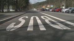 Pre výstavbu nemocnice pribudli v Banskej Bystrici vyhradené pruhy. Mnohí však jazdia po starom