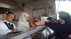 Novomanželia pozvali na svadbu 4000 sýrskych utečencov