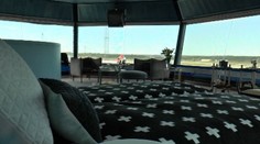 Chceli by ste bývať na rušnom letisku? Riadiacu vežu prerobili na luxusný apartmán
