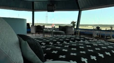 Chceli by ste bývať na rušnom letisku? Riadiacu vežu prerobili na luxusný apartmán