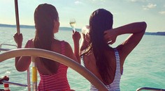 TWiiNSkam musela byť pri fotení poriadna zima. Ukázali takmer všetko