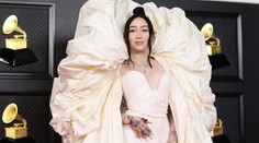 Móda z Grammy: Noah Cyrus stiahla napínaciu plachtu z postele