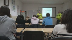 Autoškola v Liptovskom Mikuláši začala robiť niečo úplne inak. Polícia si tento spôsob pochvaľuje