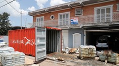 FOTO: V lodnom kontajneri našli sedem mŕtvych tiel v značnom rozklade