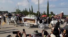 Houston sa rozlúčil s Georgom Floydom: Zlatá truhla, biely koč a známe tváre