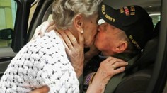 Dôkaz, že láska nikdy nevyhasne: Vojnový veterán (97) vybozkával svoju lásku spred 75 rokov