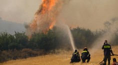 Za sobotu hlásia 71 požiarov, šíreniu pomáha vietor. V Grécku vyhlásili stupeň vysokého rizika pred ohňom