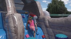 Po tragédii sa rodičia pýtajú, či sú v horúčavách nafukovacie atrakcie bezpečné