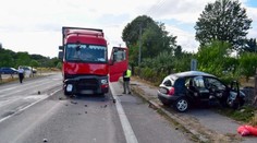 FOTO: Tragická nehoda pri Šahách. Žena pri otáčaní sa vošla do cesty nákladiaku