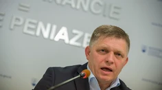 Fico poslancom: Ak nezmeníte postoj k platom, spojím to s hlasovaním o dôvere vlády