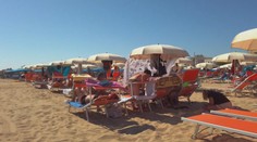 Taliani zatočili s drzými turistami. Za obsadenie miesta na pláži rozdávajú vysoké pokuty