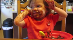 Takto to dopadne, keď deti jedia samy čokoládu