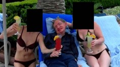 Fotografia Hawkinga na Epsteinovom ostrove prispela k šíreniu divokých teórií. Vysvetlenie je však banálne