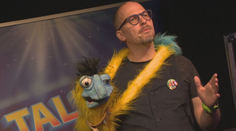 V divákoch chce zanechať emóciu. Bruchovravca Daniel zabáva ľudí originálnou šou