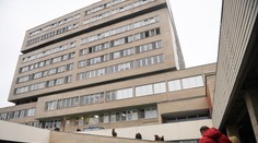 Po páde z okna piateho poschodia zomrel v prešovskej nemocnici senior. Prípad vyšetruje polícia