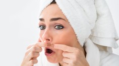 Dermatológovia varujú. Vytláčanie vyrážok v oblasti nosa môže spôsobiť aj smrť