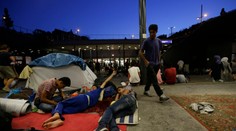 Migranti sa na stanicu v Budapešti nedostanú. Blokujú ju policajti