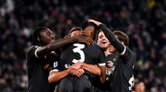Juventus sa vďaka výhre dostal na čelo tabuľky. AC Miláno stratilo dvojgólové vedenie