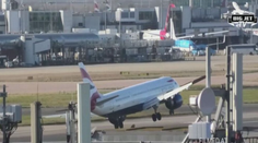 VIDEO: Silný vietor sa hral s lietadlom pri pristávaní. Piloti tesne zabránili tragédii