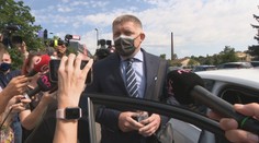 Dodržal karanténu alebo je zaočkovaný? Fico prišiel na súd s Kováčikom po návrate zo zahraničia