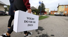 Incident v Kostoľanoch pod Tribečom. Agresívny muž sa pohádal s komisiou a poškodil urnu