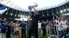 Prelomil ich večné čakanie na trofej, za odmenu má padáka. Tottenham šokoval svojich fanúšikov