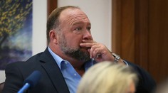 Známy konšpirátor tvrdil, že streľbu na škole zinscenovali. Teraz musí zaplatiť 4,1 milióna dolárov