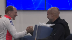 Tajomstvo Weissovho darčeku odhalené. Britské médiá prezradili, čo bolo v krabici, ktorú dal Guardiolovi