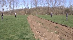 Namiesto stredovej čiary majú na ihrisku širokú a hlbokú brázdu