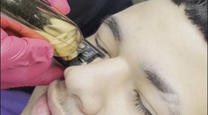 Čoraz viac mužov si skracuje mihalnice. Doktorka vysvetľuje, prečo to je nebezpečné