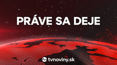 Vážna zrážka policajného a osobného auta. Cesta je úplne uzavretá