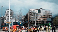 FOTO: Zrútila sa hlavná fasáda historickej budovy kodanskej burzy