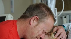 Tínedžer nenosil prilbu kvôli účesu. Po nehode skončil v kóme