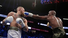 VIDEO: Mayweather dal dole McGregora. Pozrite si 10. kolo, v ktorom ho zmlátil ako žito