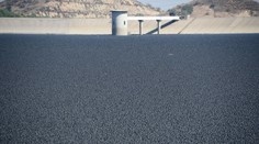 Vodnú nádrž zasypali plastovými guličkami. Dôvod vás prekvapí