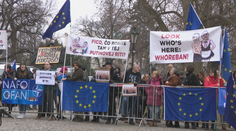 VIDEO: Fica v Prahe vypískali, demonštranti ho posielali za Putinom do Moskvy. Premiér ich s úsmevom pozdravil