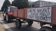 Farmári protestujú na slovenských cestách: Vyšli aj s transparentmi
