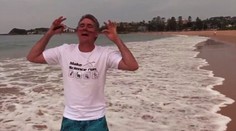 Muž vytiahol z piesku nechutného tvora. Potom ho pobozkal