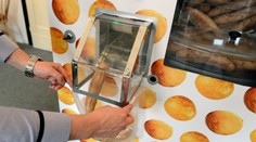 Zabudnite sa hygienické rukavice pri kúpe pečiva. Je tu „rožkomat“