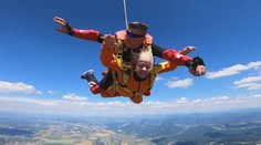 Neuveriteľné! Svoje 80. narodeniny oslávila v oblakoch. Pri tandemovom zoskoku nechýbal ani štáb TV Markíza