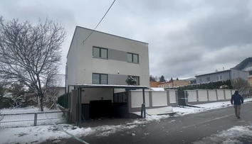 FOTO a VIDEO: Explózia v Martine. Pred domom podnikateľa mala vybuchnúť bomba, páchateľ ju zrejme odpálil na diaľku