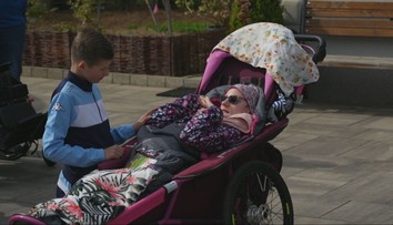 Pri narodení mala 600 gramov, dnes nerozpráva ani nechodí. Každý rok sa pre Katku spája celá dedina