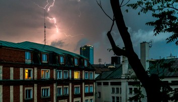 Blesk nemusí udrieť do vášho domu, aj tak môže zničiť elektroniku. Na toto nezabúdajte