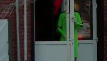 Brankár to so zdržovaním poriadne prehnal: Pri zahrávaní päťky sa „skryl“ za dverami