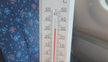 Štvorhodinová cesta bez klímy, je tu 50 stupňov, sťažujú sa cestujúci. Vyrazili sme do vlaku