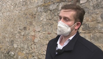 Analytik Smatana: Nakazil som sa od pera v banke, priateľka ma prinútila ísť do nemocnice